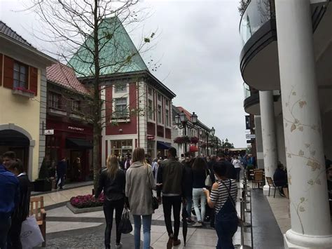 Entdecke das Designer Outlet Roermond .